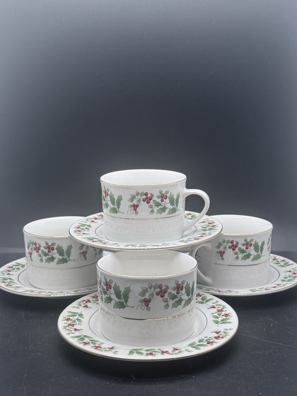 Set Of 4 Gibson Coffee/Tea Christmas Charm Holly Berry Mugs And Saucers